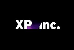 Logo da XP INC.COM, em fundo preto com letras brancas e detalhe central em roxo e rosa. 