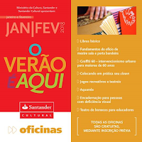 Capa e contracapa do folder. Dividido ao meio verticalmente, à esquerda em fundo vermelho, em letras brancas, lê-se: Ministério da Cultura, Santander e Santander Cultural apresentam; na cor nude: janeiro e fevereiro: Jan/Fev dois mil e dezoito; e em letras coloridas : O Verão É Aqui. Abaixo, a marca Santander Cultural. E no rodapé, em letras amarelas sobre uma faixa branca e larga, duas setas indicam: oficinas. À direita, em fundo amarelo: dedos da mão esquerda sobre a capa de um livro grosso de capa flexível sobreposto a uma placa de corte, próximo, dois cadernos, um sobre o outro, encadernados com folhas amareladas, folha de guarda listrada em azul, branco e rosa e a capa, na cor coral com estampa cinza. Logo abaixo, os títulos das oficinas: Libras básico, Fundamentos do ofício de mestre sala e porta bandeira, Graffiti sessenta – intervencionismo urbano para maiores de sessenta anos, colocando em prática seu clown, Jogos recreativos e teatrais, Aquarela, Encadernação para pessoas com deficiência visual, Teatro de bonecos para educadores. No rodapé entre colchetes: Todas as Oficinas são gratuitas, mediante inscrição prévia.