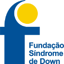 Logo da Fundação Síndrome de Down: Um f minúsculo azul com uma esfera amarela na abertura da letra. A abertura da letra sugere os braços de uma pessoa em um abraço, e a esfera amarela, a cabeça. A direita em letras azuis: Fundação Síndrome de Down. 