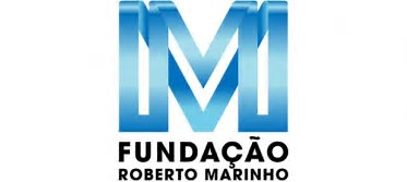 Em azul metalico um M duplo em sobreposição. Abaixo em letras pretas: Fundação Roberto Marinho.